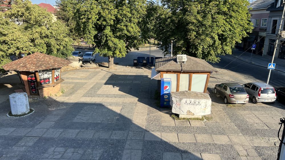 Паркування біля Церкви Живого Бога в Ужгороді